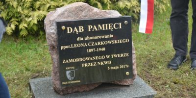 Dąb Pamięci ku czci  ppor. Leona Czarkowskiego w Kiełpinach