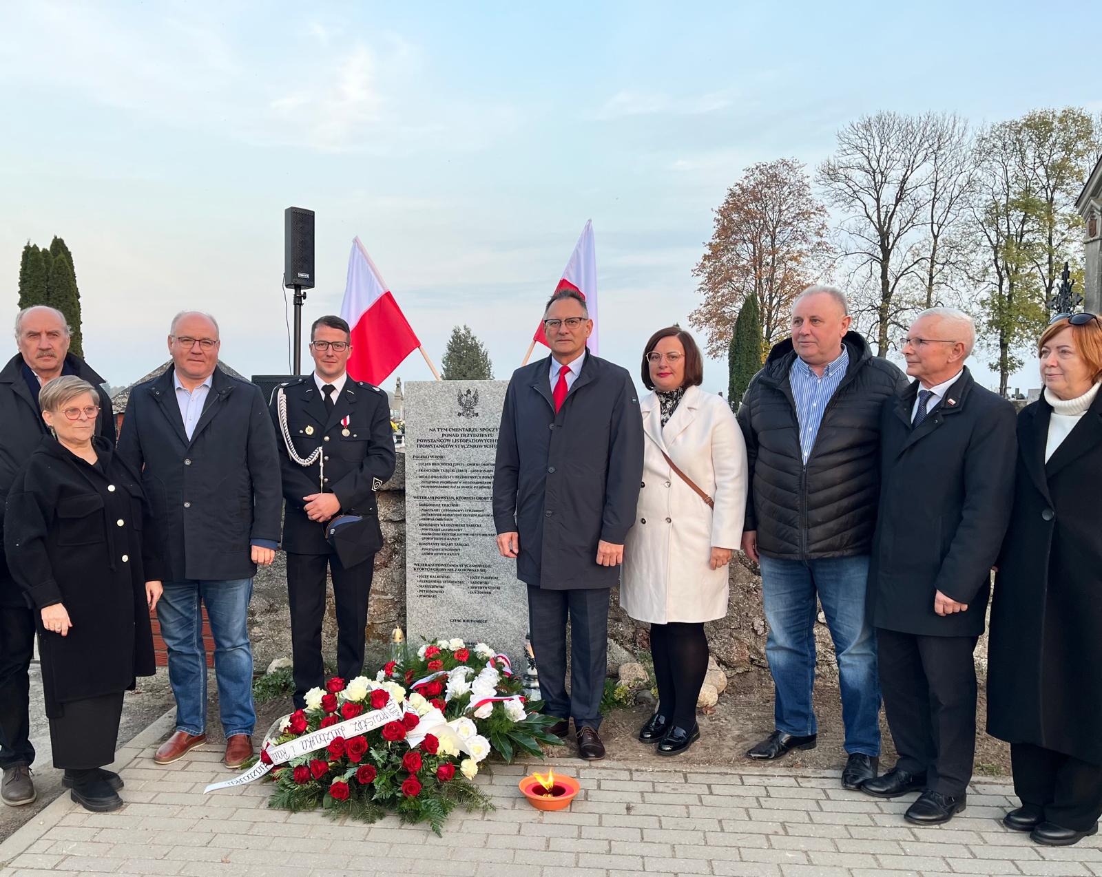 Odsłoniliśmy tablicy pamiątkowej ku czci powstańców listopadowych i styczniowych spoczywających na cmentarzu w Dłutowie